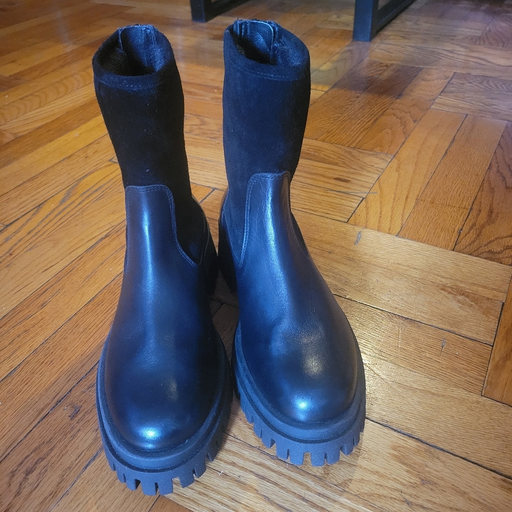 Leather booties with seude